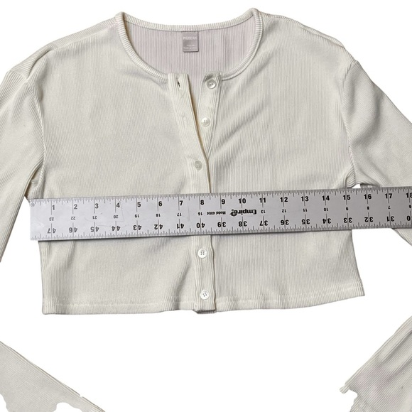 Musera Ribbed Button Cropped Cardigan - Picture 3 of 7